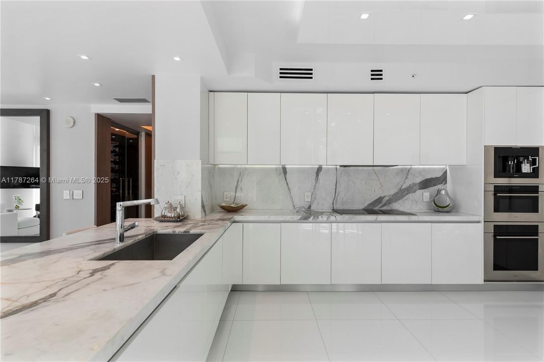 Recently Sold: $4,700,000 (6 beds, 5 baths, 4650 Square Feet)