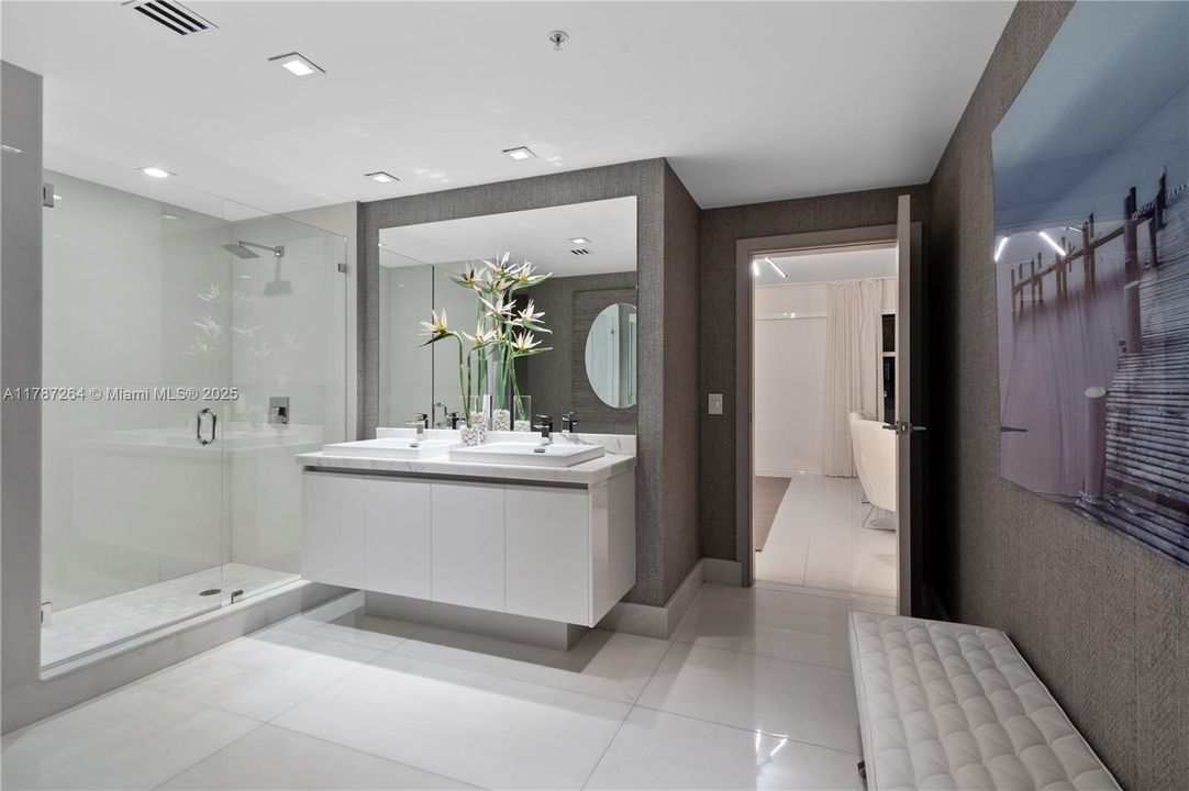 Recently Sold: $4,700,000 (6 beds, 5 baths, 4650 Square Feet)