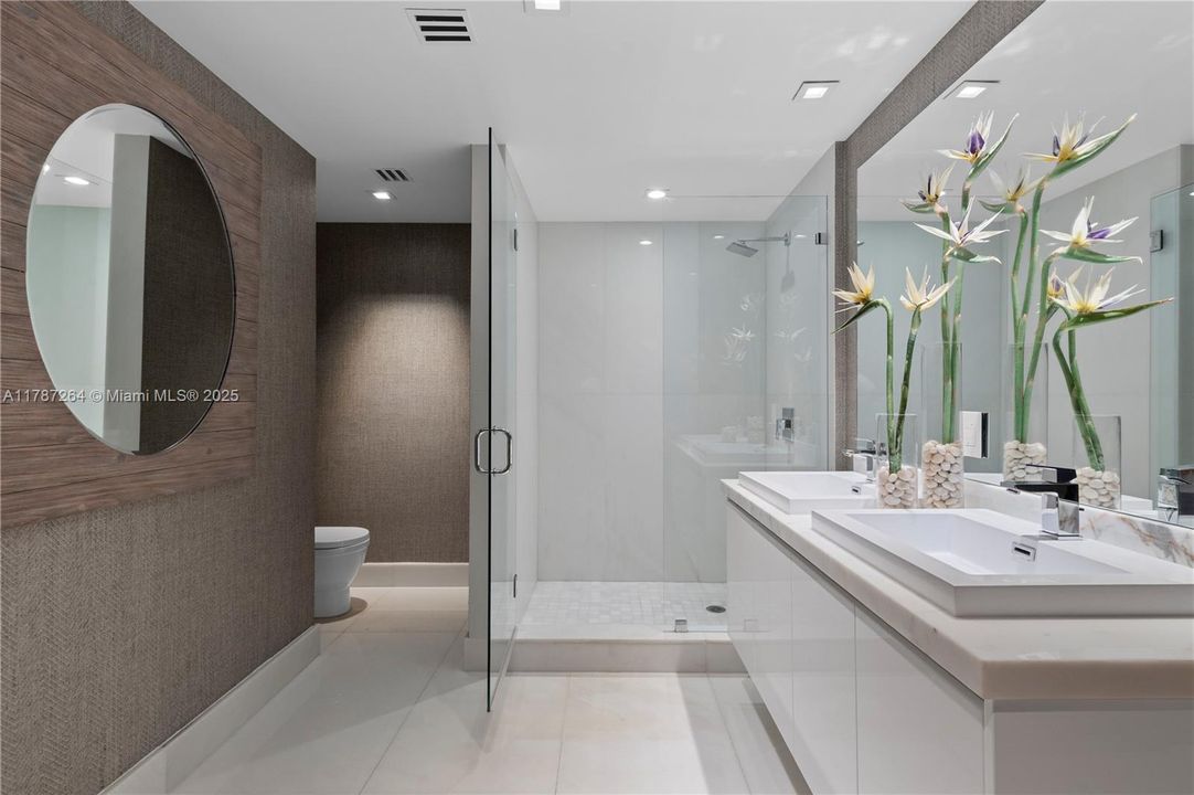 Recently Sold: $4,700,000 (6 beds, 5 baths, 4650 Square Feet)