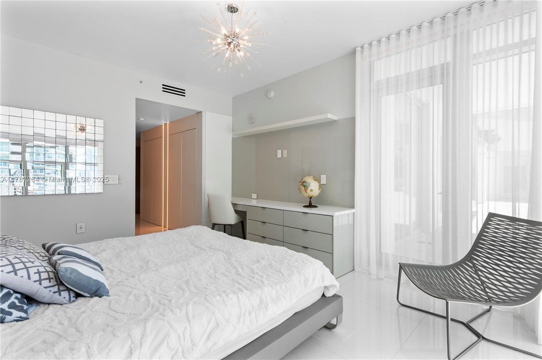 Recently Sold: $4,700,000 (6 beds, 5 baths, 4650 Square Feet)