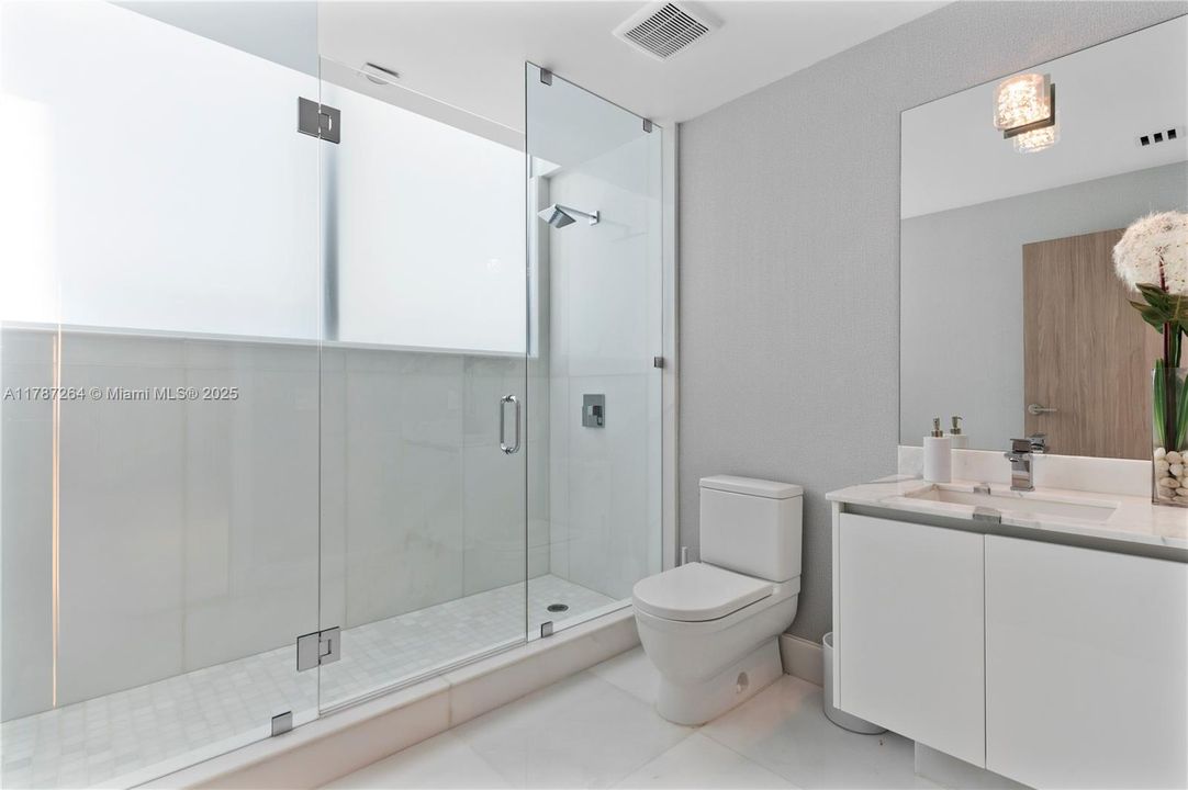 Recently Sold: $4,700,000 (6 beds, 5 baths, 4650 Square Feet)