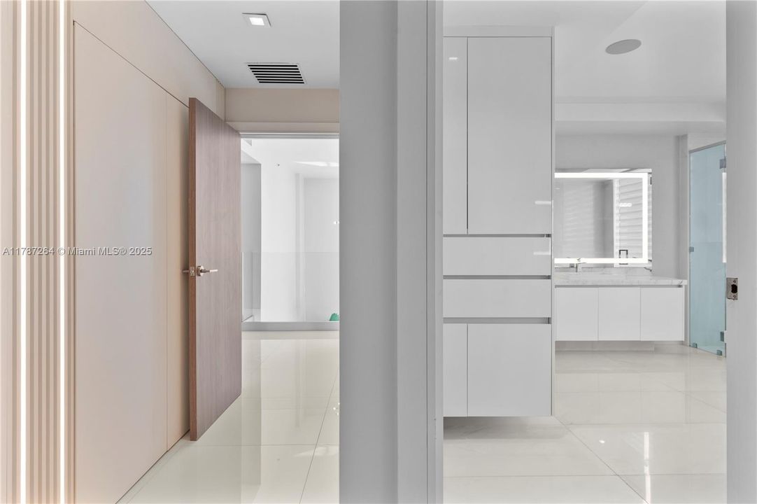 Recently Sold: $4,700,000 (6 beds, 5 baths, 4650 Square Feet)