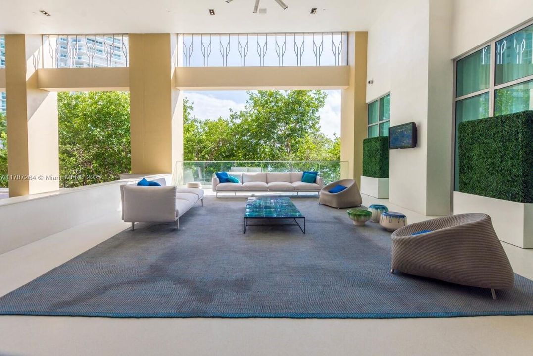 Recently Sold: $4,700,000 (6 beds, 5 baths, 4650 Square Feet)