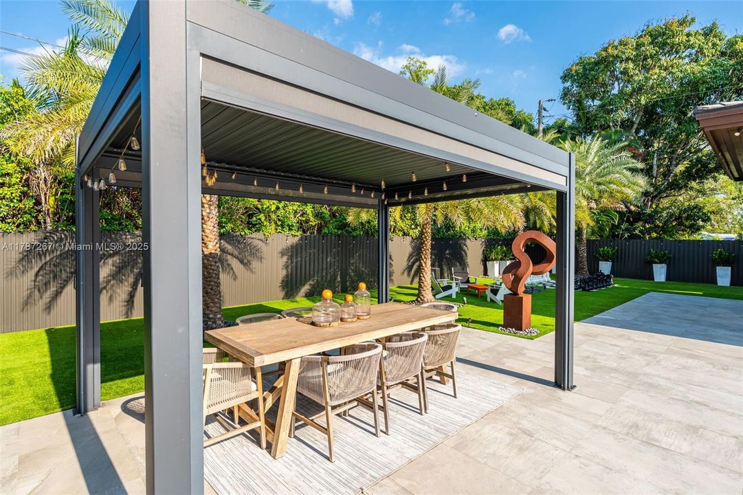 Recently Sold: $4,299,000 (6 beds, 7 baths, 6124 Square Feet)