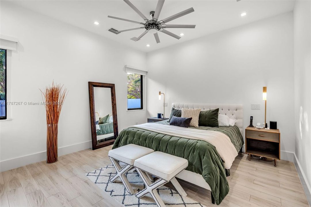 Recently Sold: $4,299,000 (6 beds, 7 baths, 6124 Square Feet)