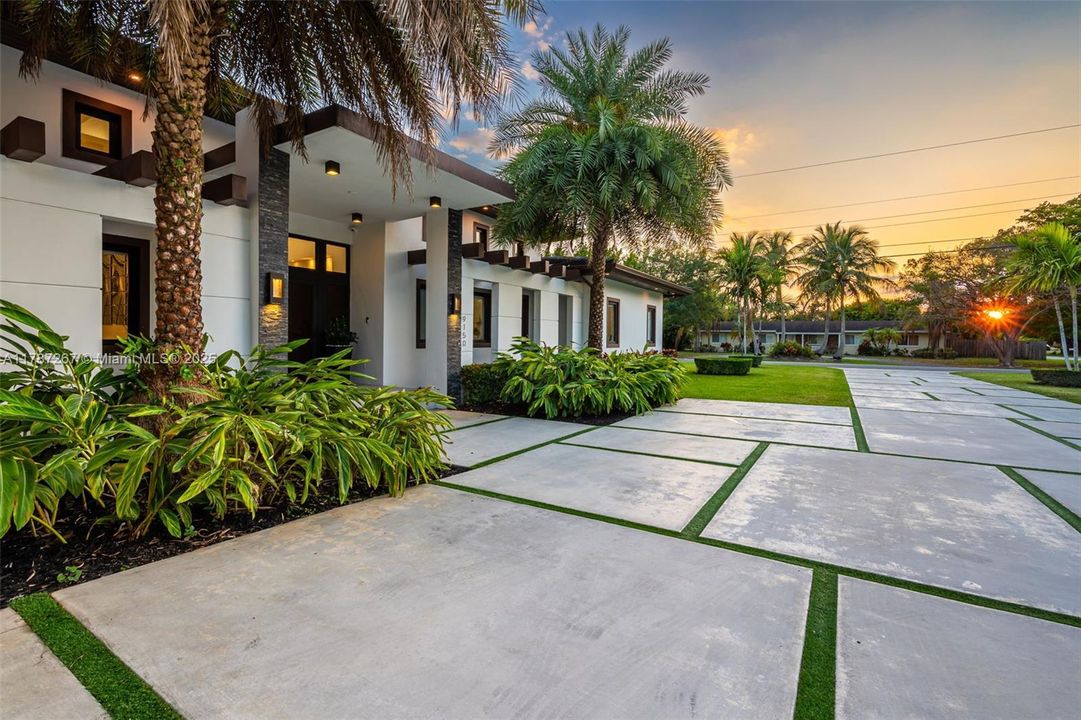 Recently Sold: $4,299,000 (6 beds, 7 baths, 6124 Square Feet)