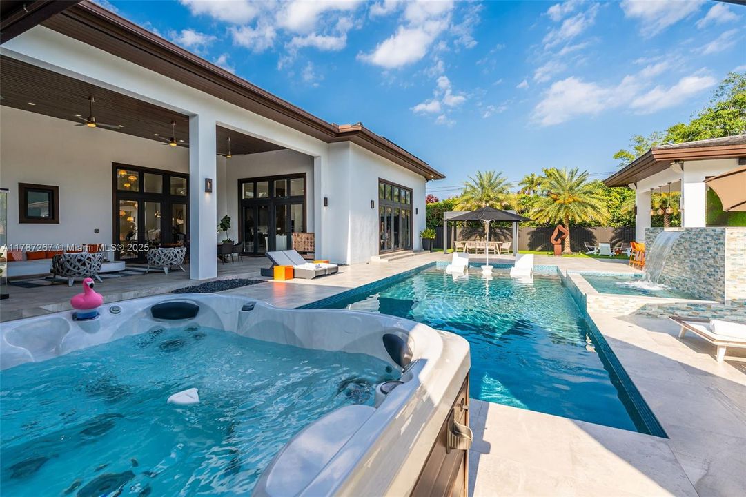 Recently Sold: $4,299,000 (6 beds, 7 baths, 6124 Square Feet)