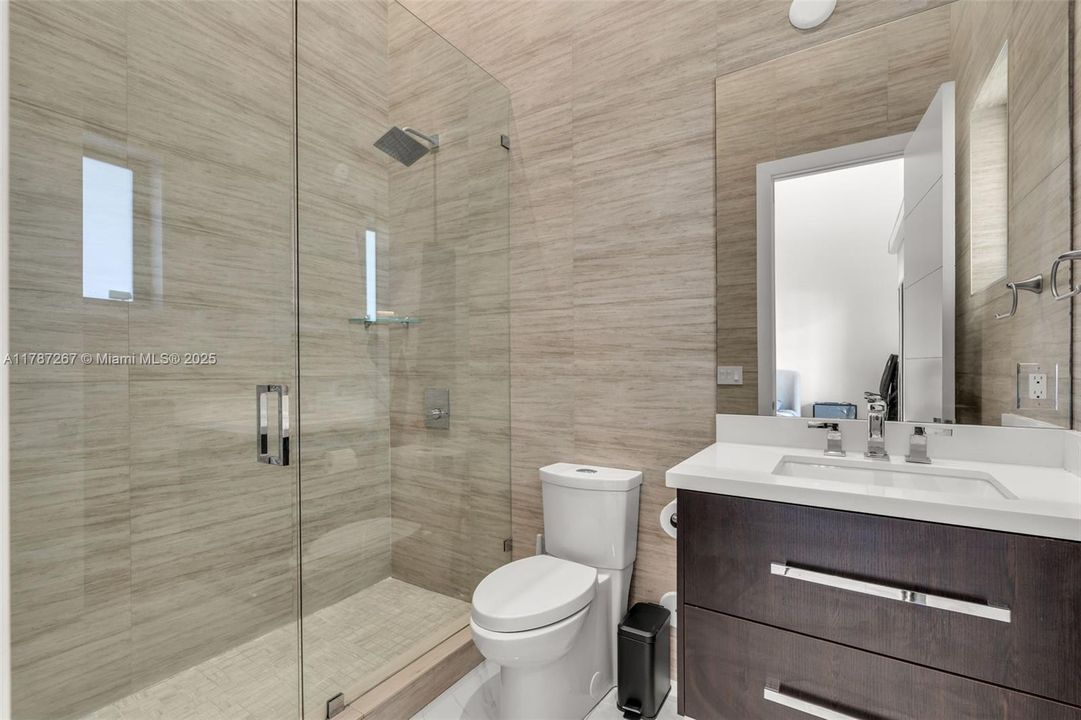 Recently Sold: $4,299,000 (6 beds, 7 baths, 6124 Square Feet)