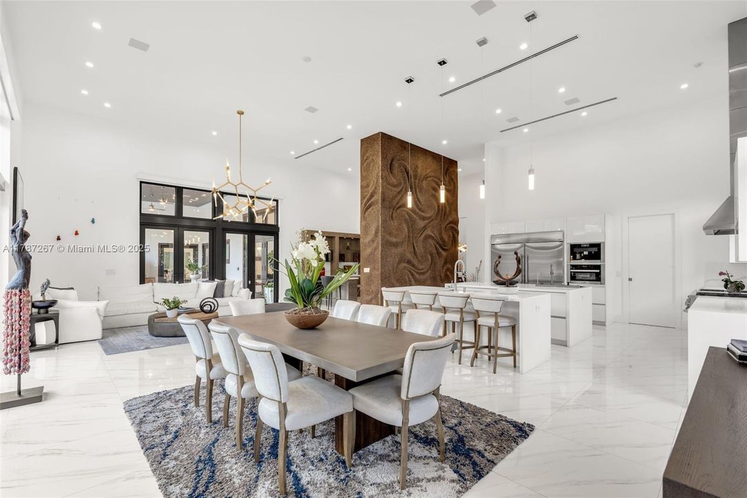 Recently Sold: $4,299,000 (6 beds, 7 baths, 6124 Square Feet)