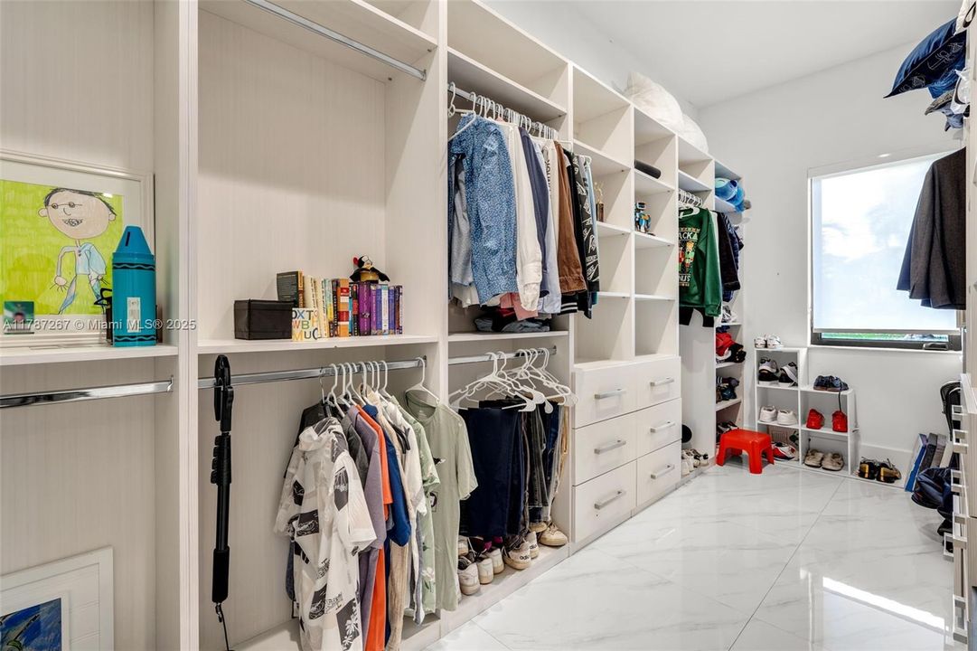 Recently Sold: $4,299,000 (6 beds, 7 baths, 6124 Square Feet)