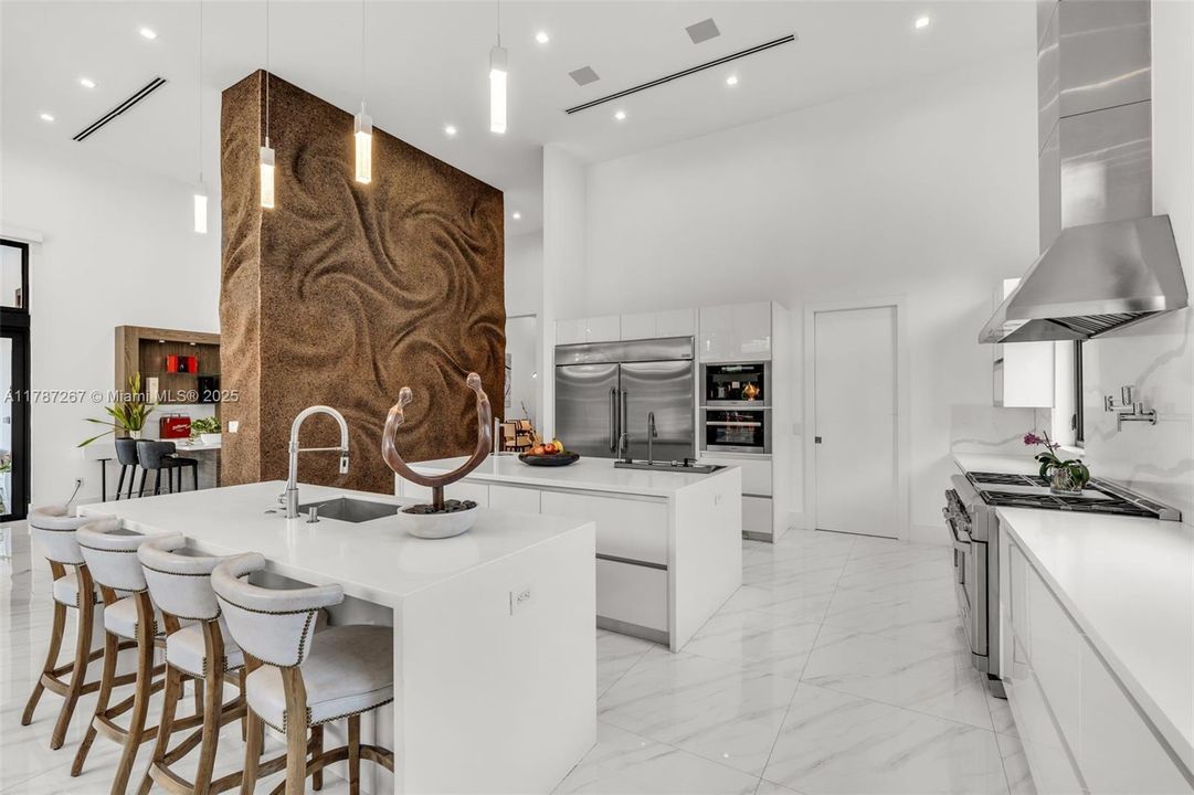 Recently Sold: $4,299,000 (6 beds, 7 baths, 6124 Square Feet)