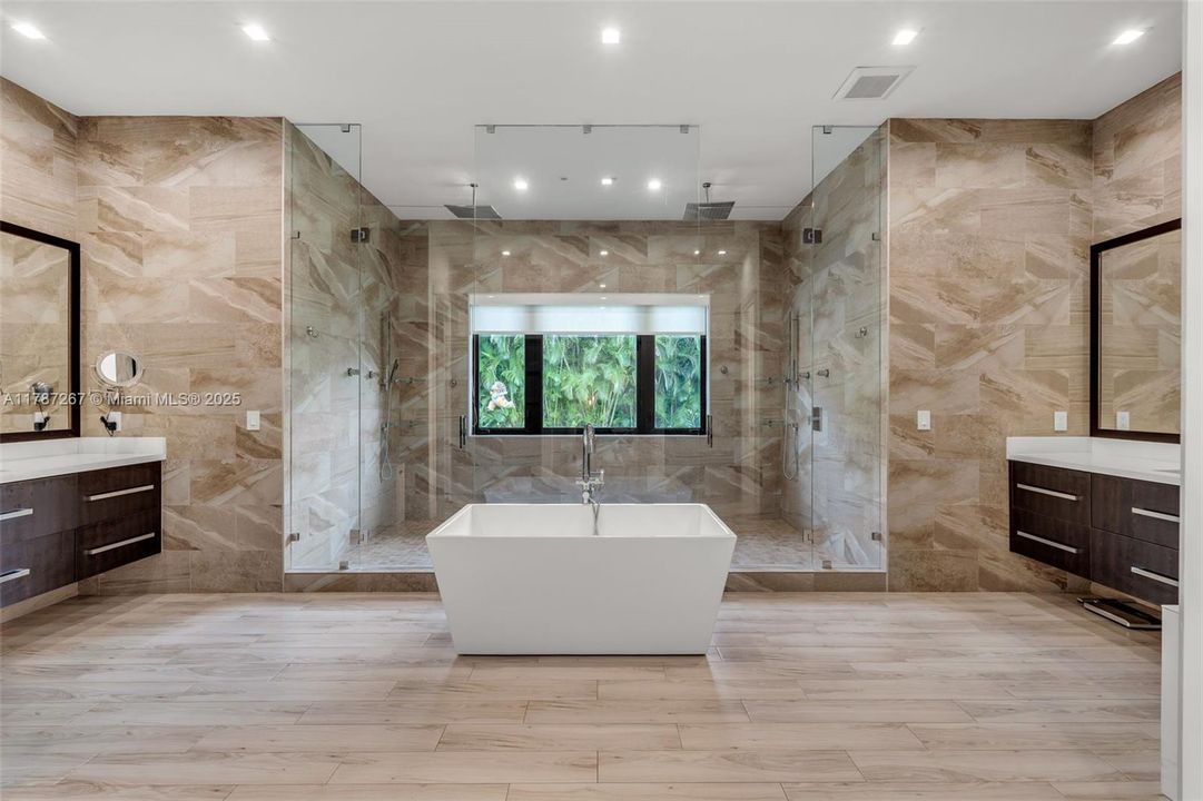 Recently Sold: $4,299,000 (6 beds, 7 baths, 6124 Square Feet)