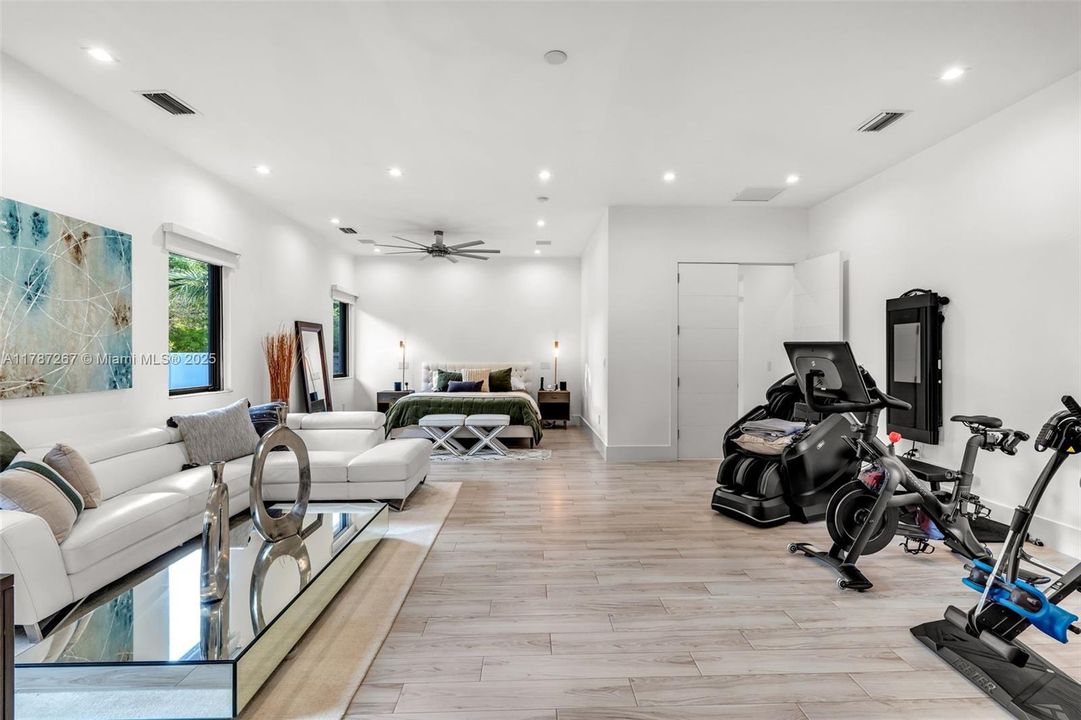 Recently Sold: $4,299,000 (6 beds, 7 baths, 6124 Square Feet)