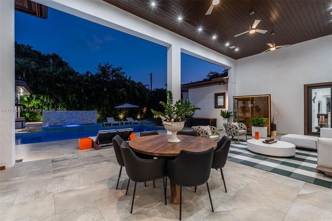 Recently Sold: $4,299,000 (6 beds, 7 baths, 6124 Square Feet)