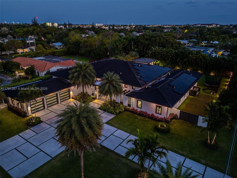 Recently Sold: $4,299,000 (6 beds, 7 baths, 6124 Square Feet)