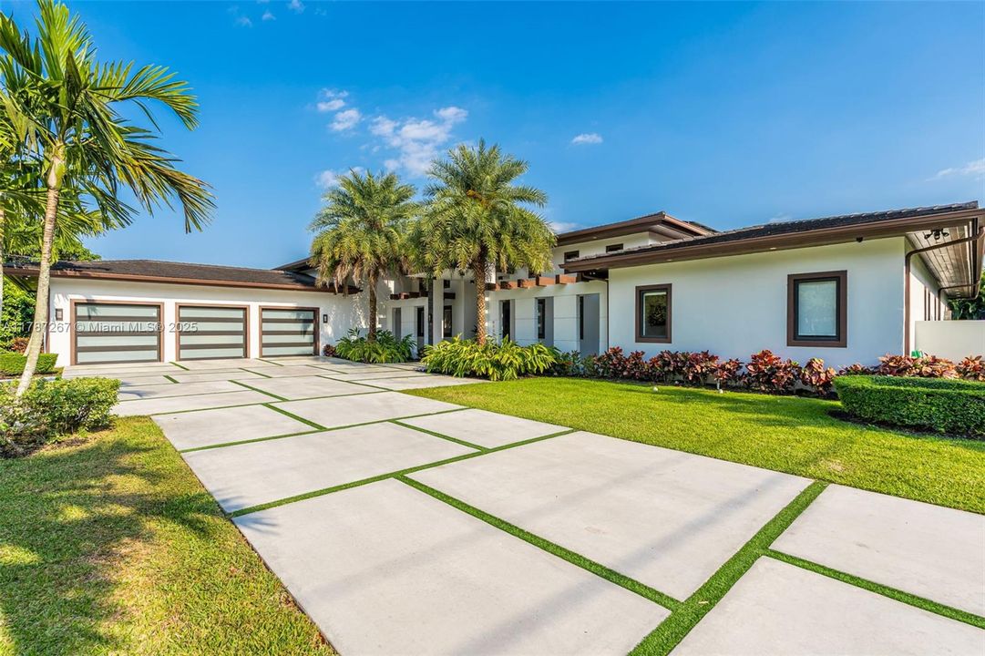 Recently Sold: $4,299,000 (6 beds, 7 baths, 6124 Square Feet)