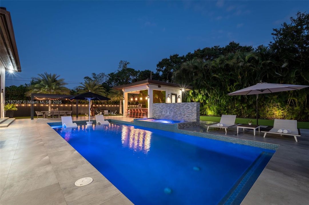 Recently Sold: $4,299,000 (6 beds, 7 baths, 6124 Square Feet)