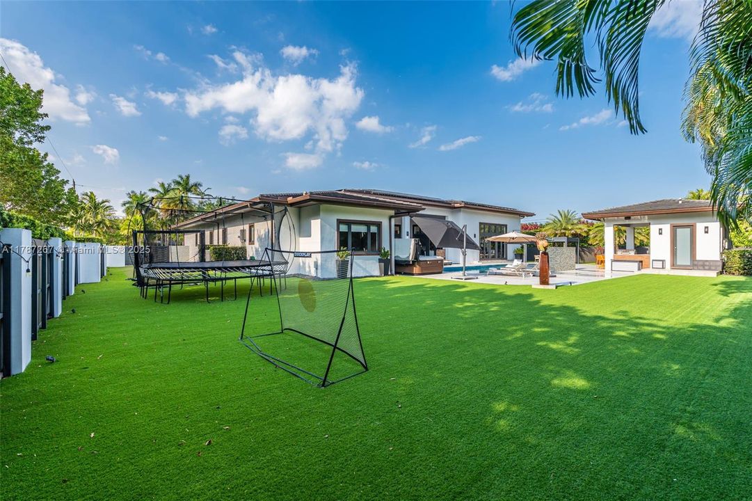 Recently Sold: $4,299,000 (6 beds, 7 baths, 6124 Square Feet)