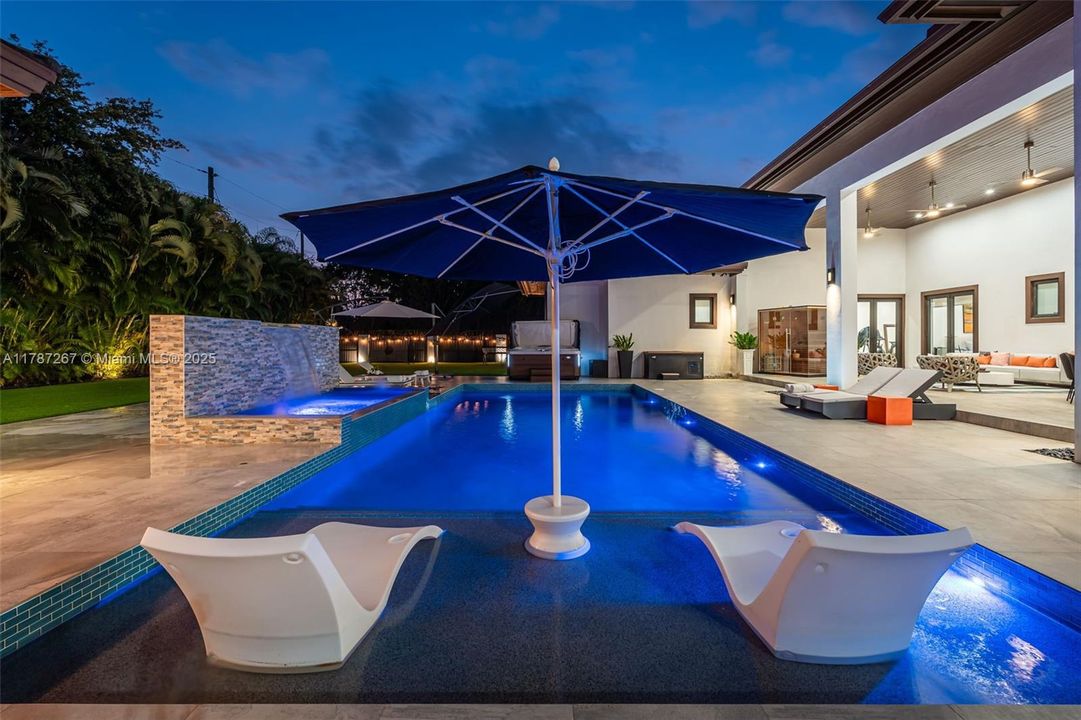 Recently Sold: $4,299,000 (6 beds, 7 baths, 6124 Square Feet)