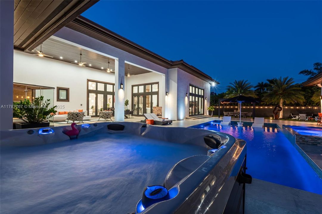 Recently Sold: $4,299,000 (6 beds, 7 baths, 6124 Square Feet)