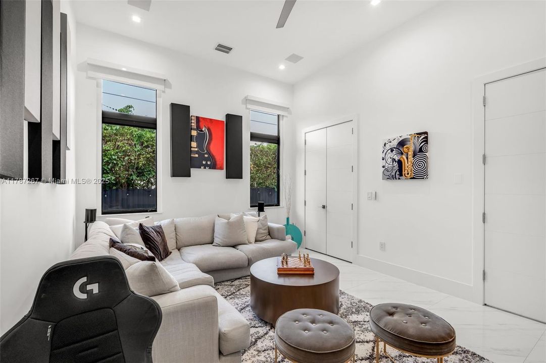 Recently Sold: $4,299,000 (6 beds, 7 baths, 6124 Square Feet)