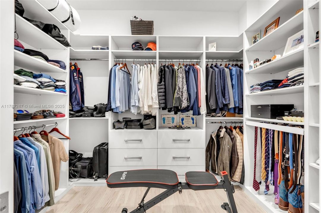 Recently Sold: $4,299,000 (6 beds, 7 baths, 6124 Square Feet)