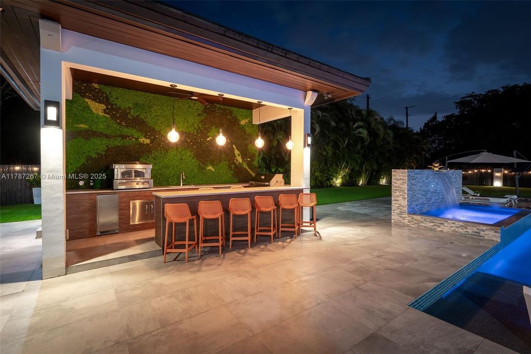 Recently Sold: $4,299,000 (6 beds, 7 baths, 6124 Square Feet)