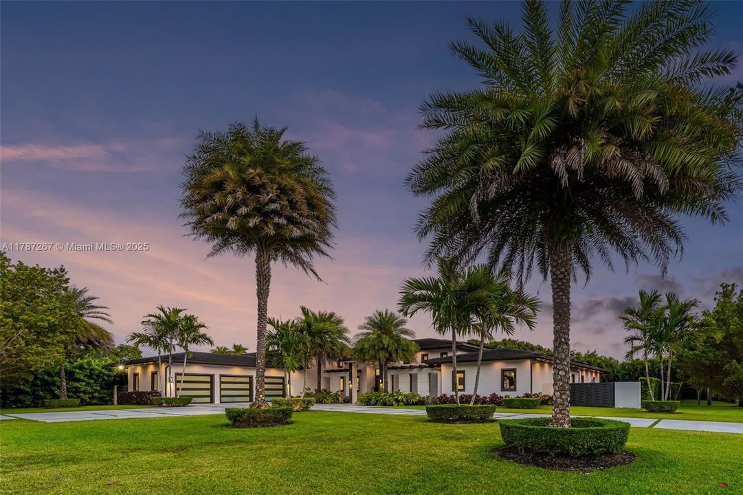 Recently Sold: $4,299,000 (6 beds, 7 baths, 6124 Square Feet)