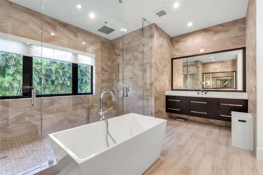 Recently Sold: $4,299,000 (6 beds, 7 baths, 6124 Square Feet)