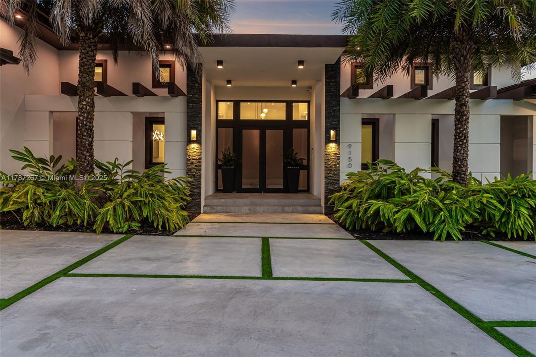 Recently Sold: $4,299,000 (6 beds, 7 baths, 6124 Square Feet)