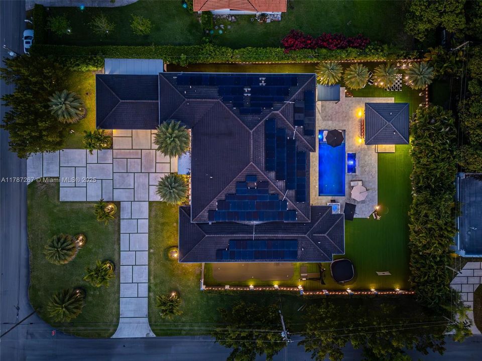 Recently Sold: $4,299,000 (6 beds, 7 baths, 6124 Square Feet)