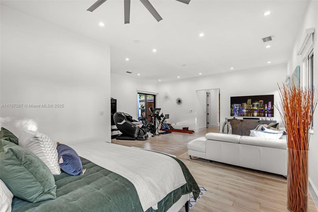 Recently Sold: $4,299,000 (6 beds, 7 baths, 6124 Square Feet)