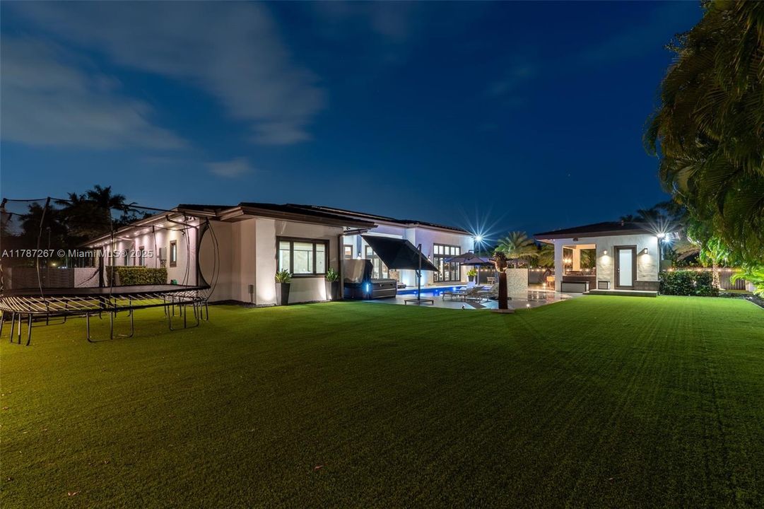 Recently Sold: $4,299,000 (6 beds, 7 baths, 6124 Square Feet)