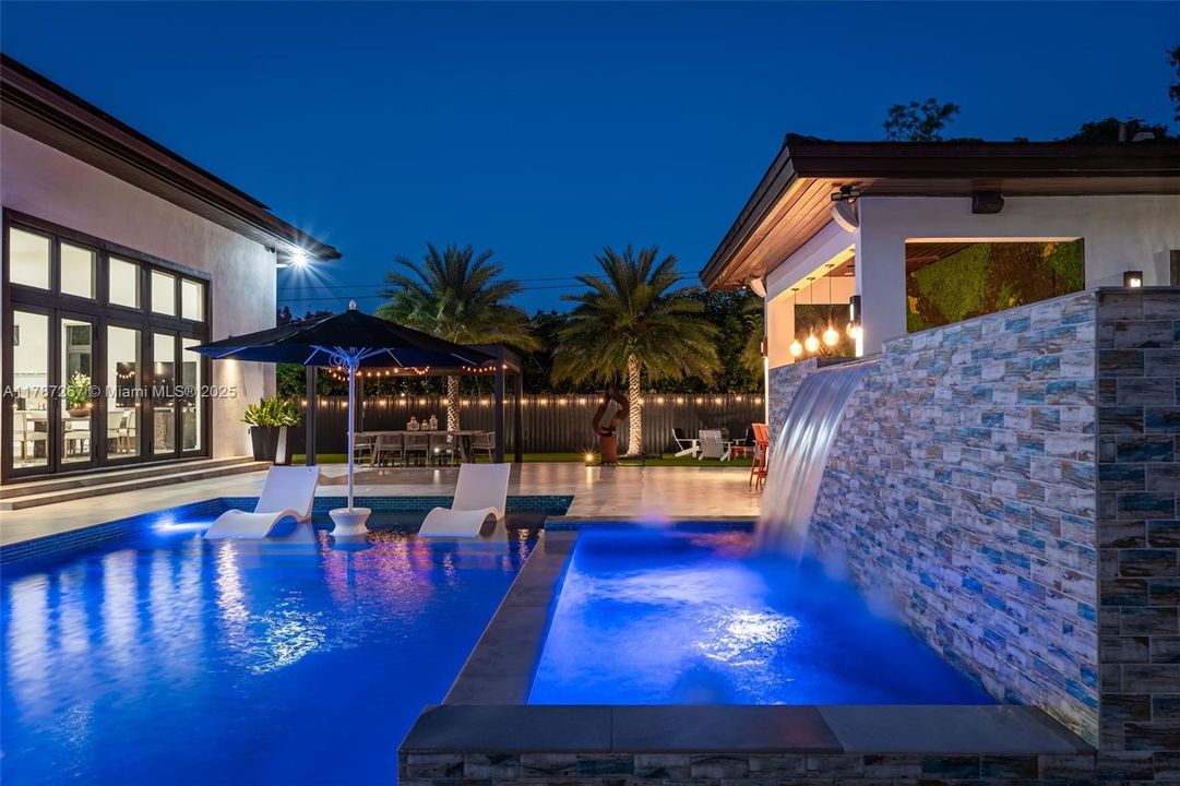 Recently Sold: $4,299,000 (6 beds, 7 baths, 6124 Square Feet)