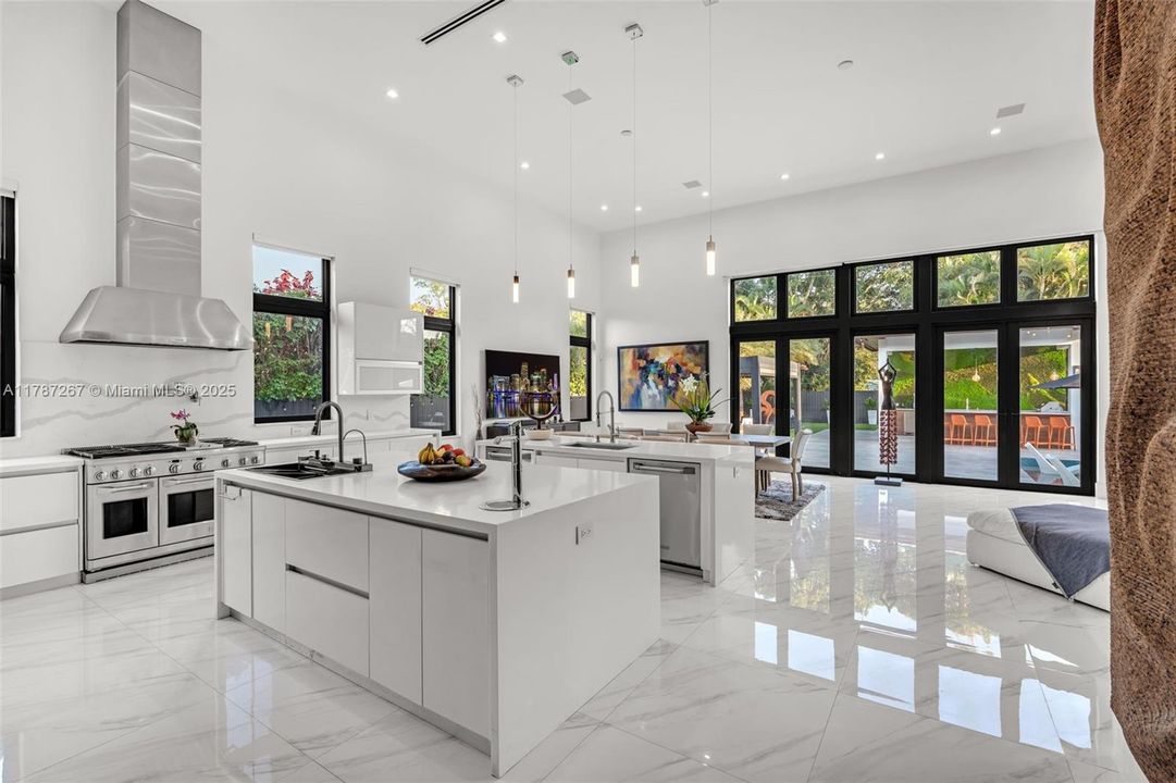 Recently Sold: $4,299,000 (6 beds, 7 baths, 6124 Square Feet)