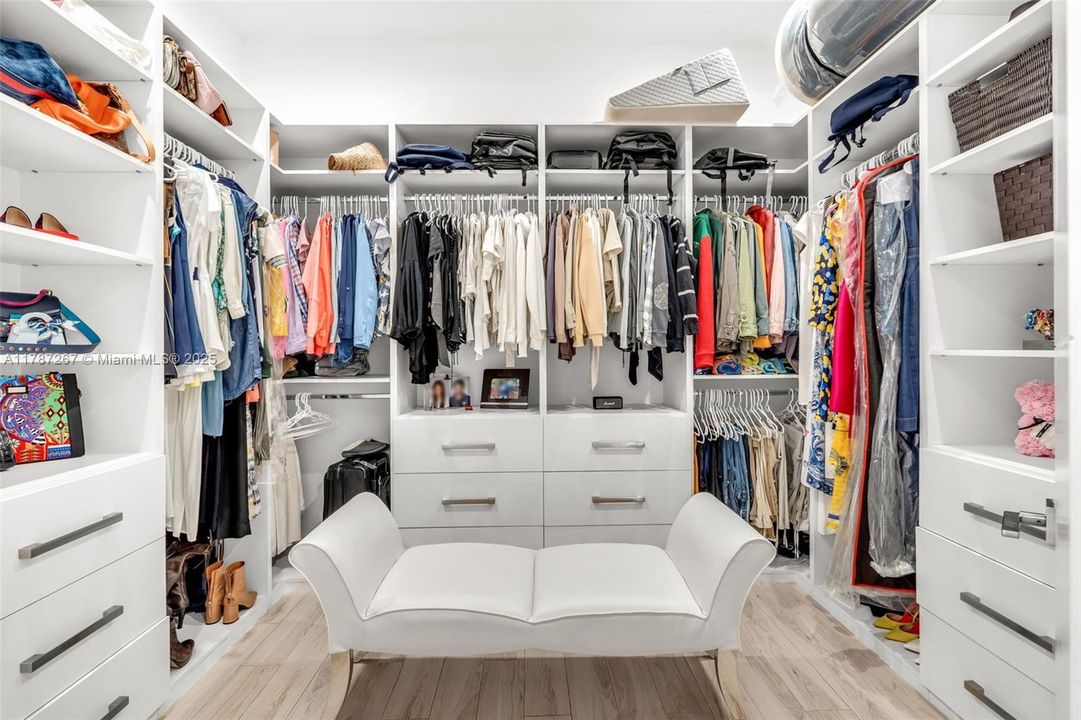 Recently Sold: $4,299,000 (6 beds, 7 baths, 6124 Square Feet)