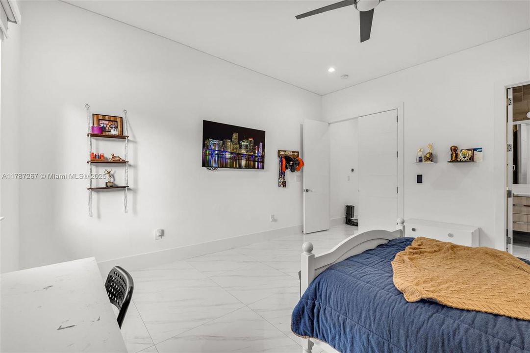 Recently Sold: $4,299,000 (6 beds, 7 baths, 6124 Square Feet)