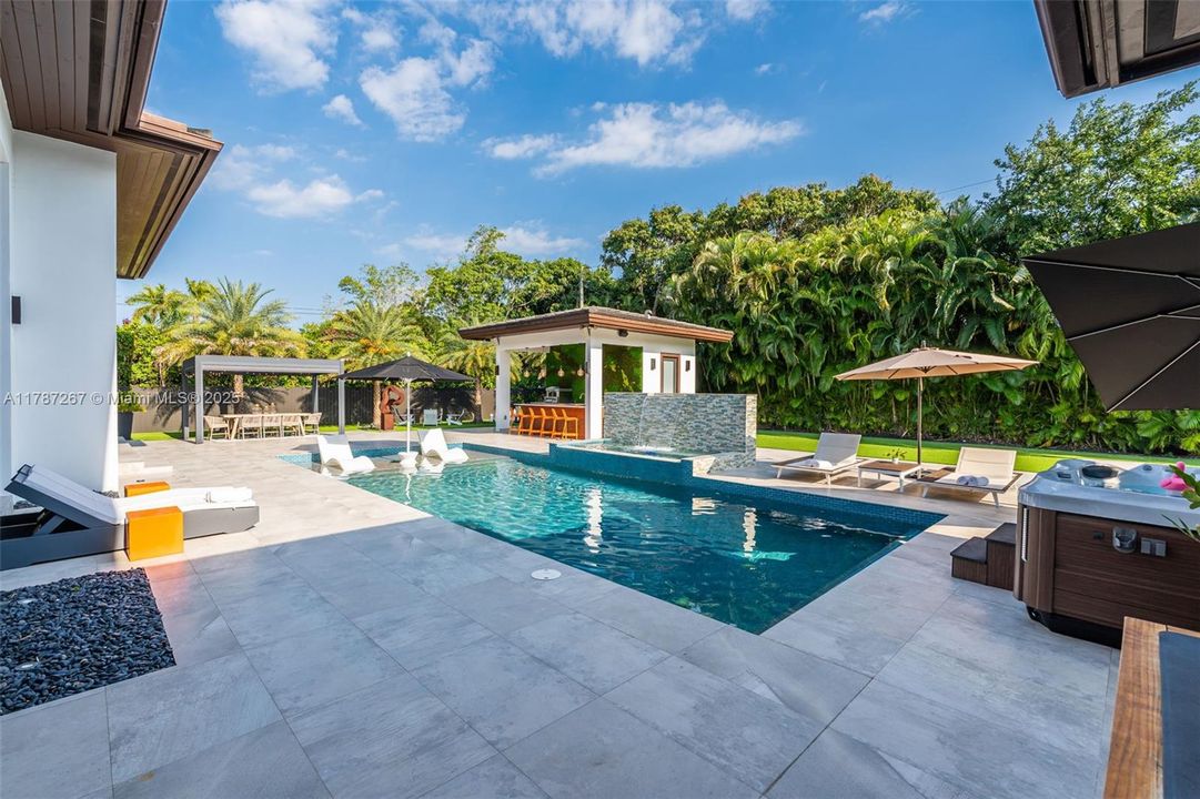 Recently Sold: $4,299,000 (6 beds, 7 baths, 6124 Square Feet)