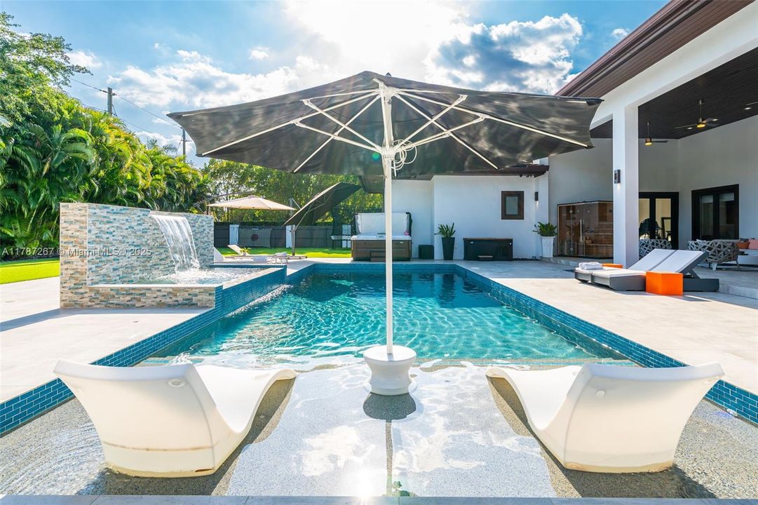 Recently Sold: $4,299,000 (6 beds, 7 baths, 6124 Square Feet)