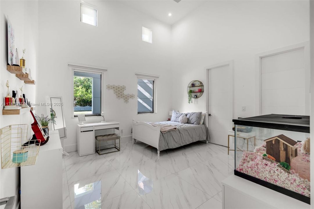 Recently Sold: $4,299,000 (6 beds, 7 baths, 6124 Square Feet)