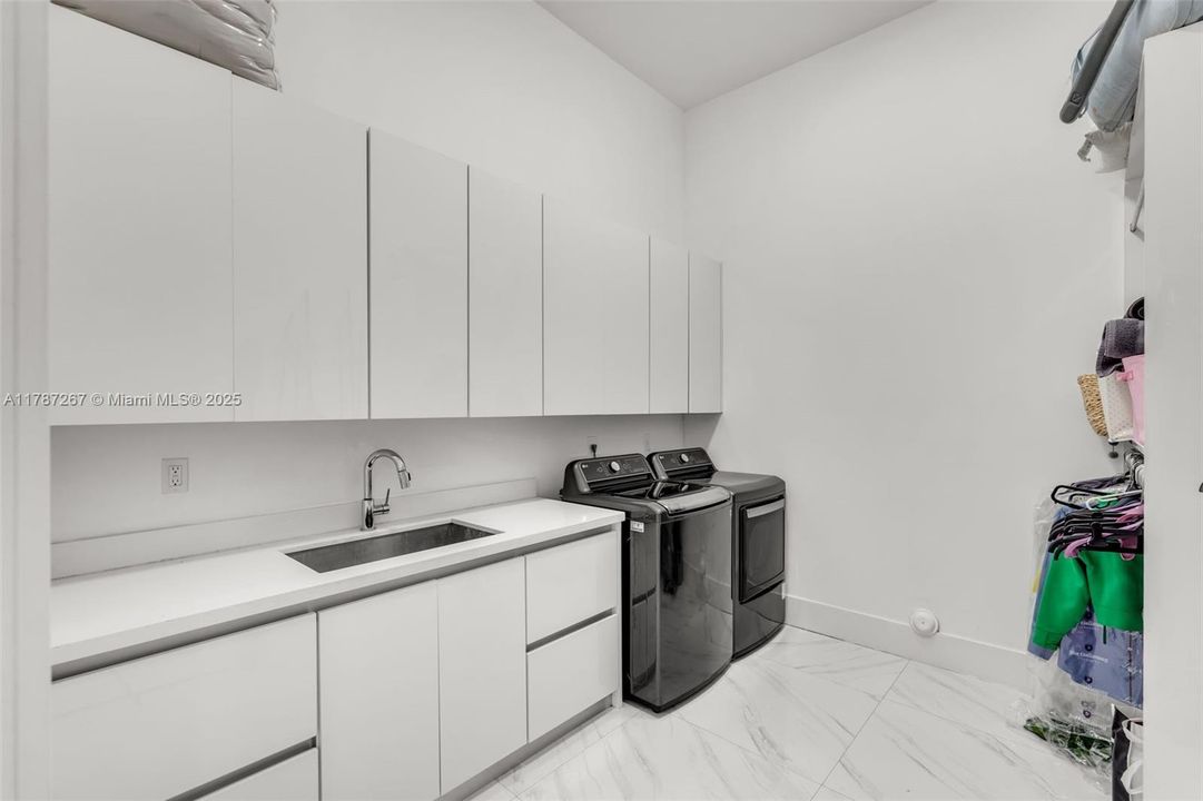 Recently Sold: $4,299,000 (6 beds, 7 baths, 6124 Square Feet)