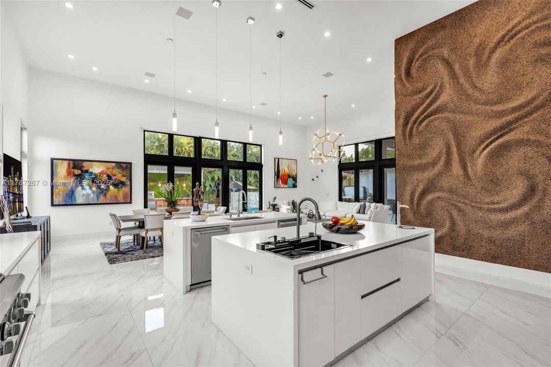 Recently Sold: $4,299,000 (6 beds, 7 baths, 6124 Square Feet)