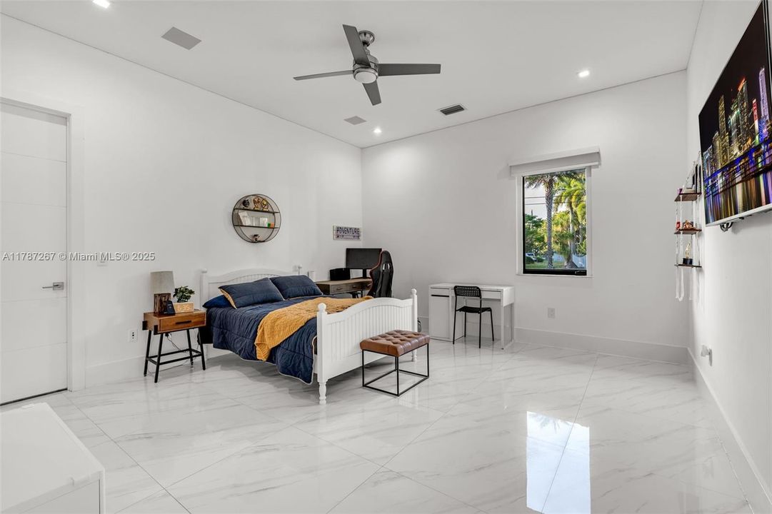 Recently Sold: $4,299,000 (6 beds, 7 baths, 6124 Square Feet)