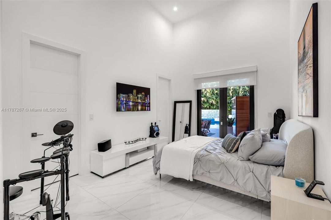 Recently Sold: $4,299,000 (6 beds, 7 baths, 6124 Square Feet)