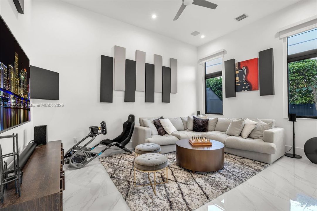 Recently Sold: $4,299,000 (6 beds, 7 baths, 6124 Square Feet)