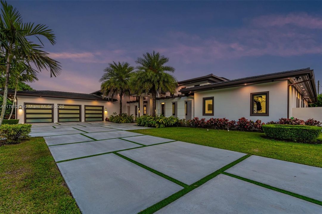 Recently Sold: $4,299,000 (6 beds, 7 baths, 6124 Square Feet)