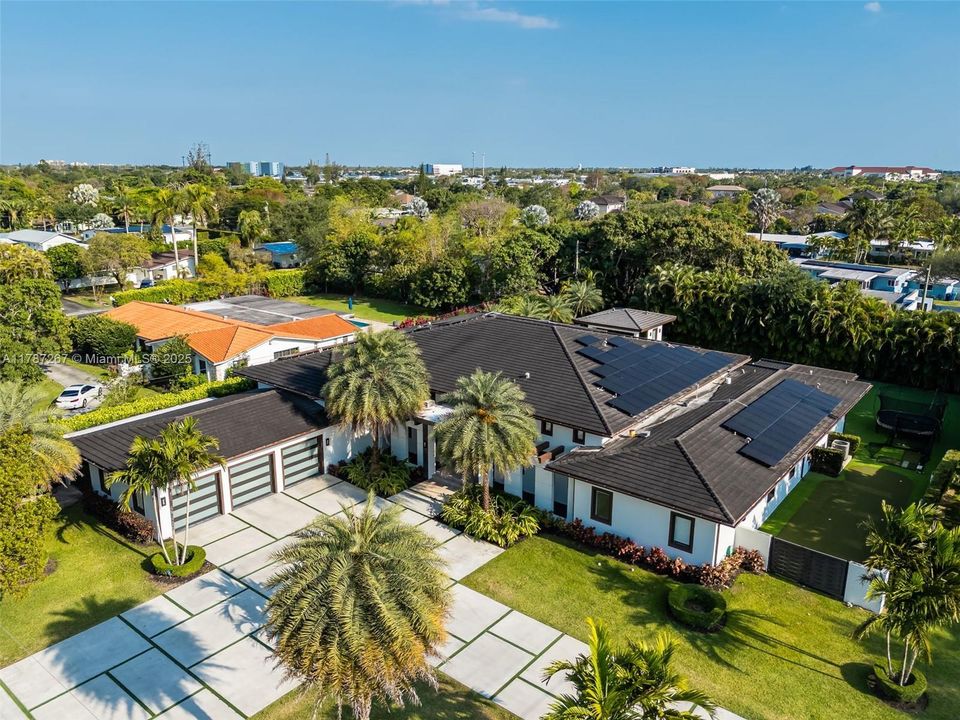 Recently Sold: $4,299,000 (6 beds, 7 baths, 6124 Square Feet)