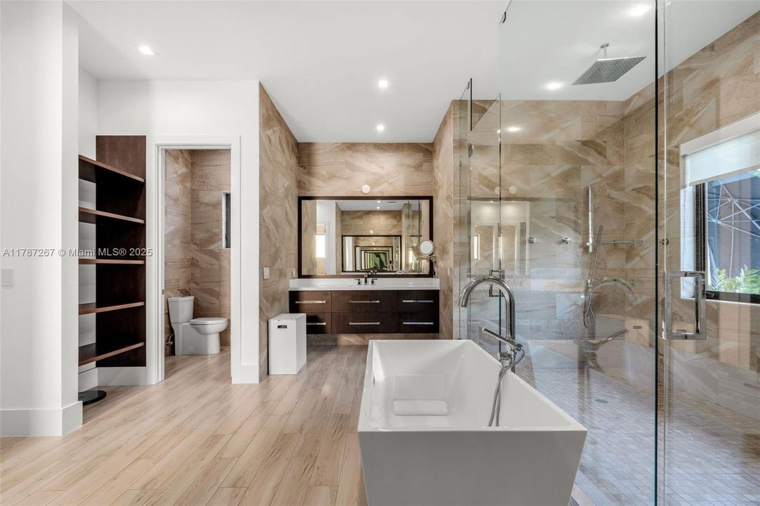 Recently Sold: $4,299,000 (6 beds, 7 baths, 6124 Square Feet)