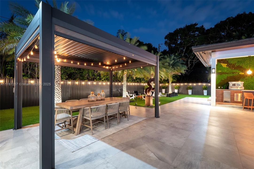 Recently Sold: $4,299,000 (6 beds, 7 baths, 6124 Square Feet)