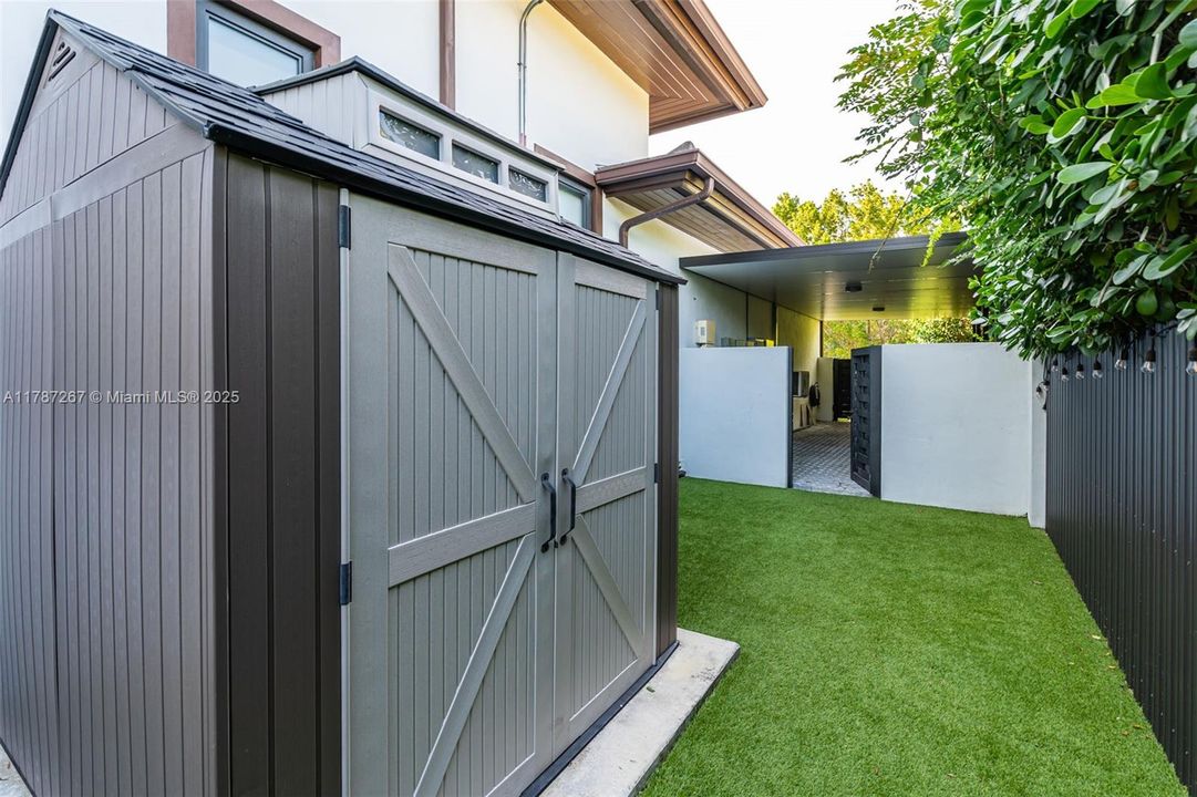 Recently Sold: $4,299,000 (6 beds, 7 baths, 6124 Square Feet)